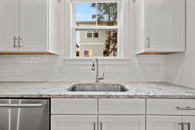 Building Photo - 99 Grande Pointe Cir