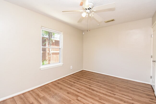 Building Photo - 7418 Jalna St