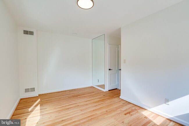 Building Photo - 5513 Chillum Pl NE