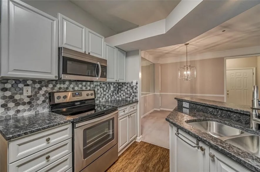 Kitchen - 534 Sandringham Dr