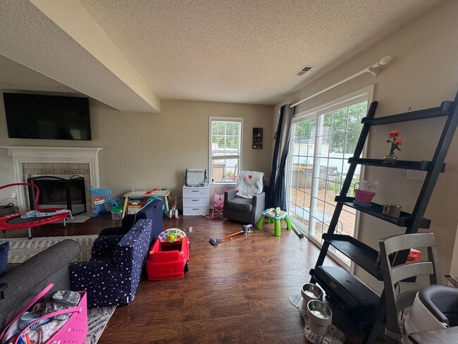 Building Photo - Spacious Three Bedroom Home
