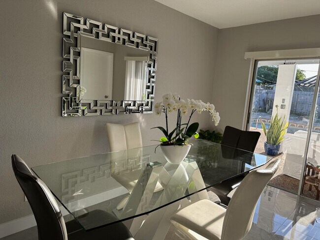 Building Photo - 3093 Pinehurst Dr