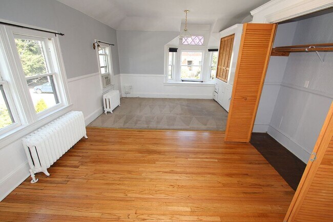 Building Photo - CHARMING 3 BEDROOM TUDOR REVIVAL APARTMENT W/ PUGET SOUND VIEWS