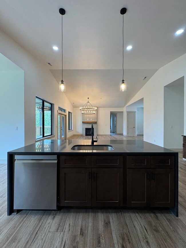 Building Photo - Luxury Rural Home Close to Town for Lease