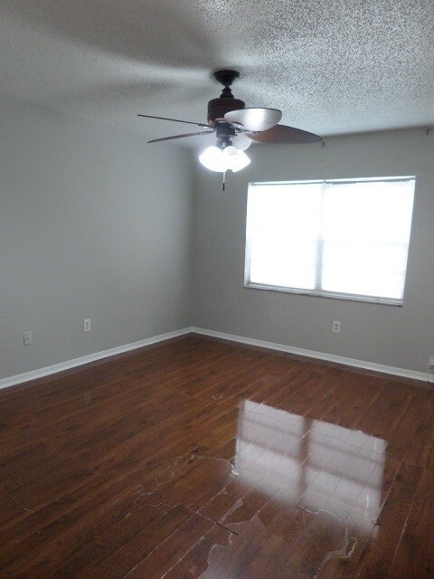 Building Photo - $25 App Fee & December Rent Free! * Spacious 2bdrm/1bath Condo ** $1,545.00** READY NOW ** No Sec...