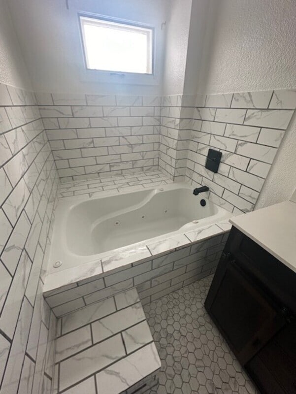 Building Photo - 123 N Elm St