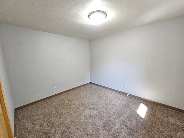 Building Photo - 927 W Linden St