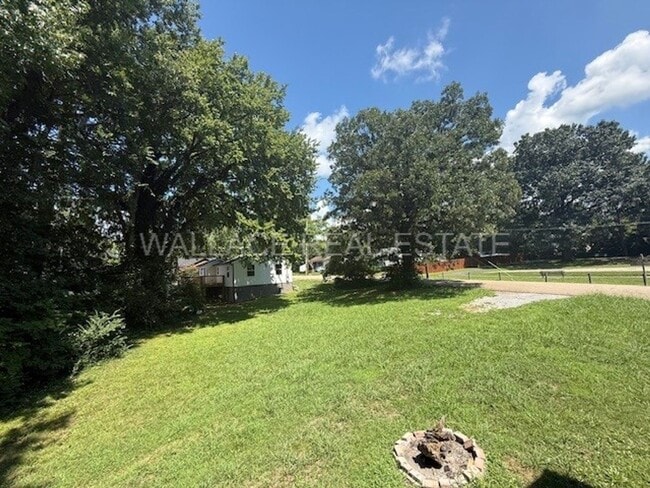 Building Photo - SOUTH KNOX CHARMER ...  2 BEDROOM AND 1 BATH