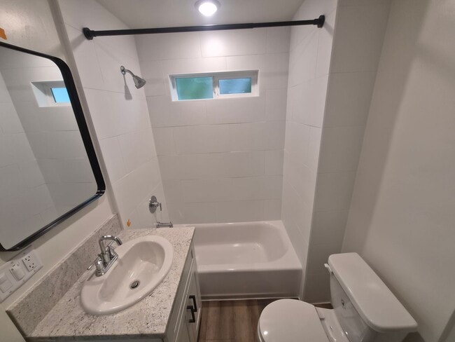 Building Photo - Beautifully Renovated 3 bedroom 2 Bath House