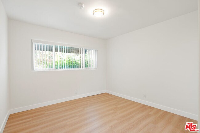 Building Photo - 8440 Willoughby Ave