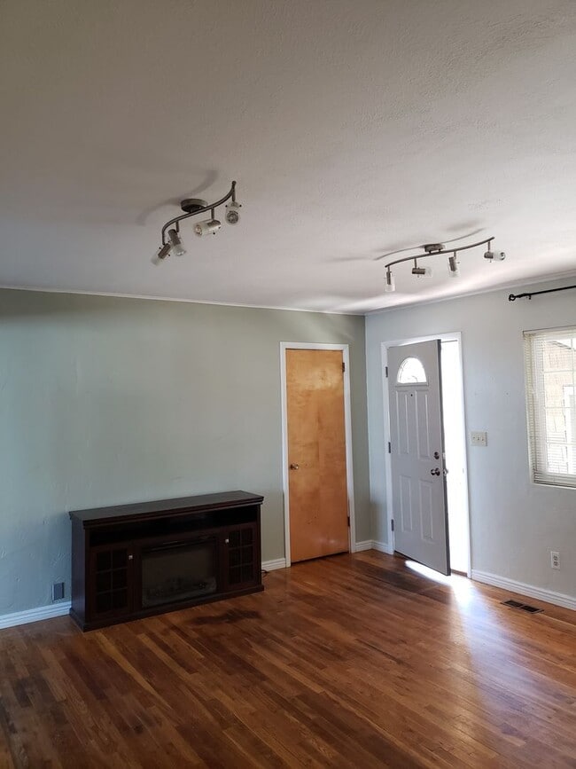 Building Photo - 3 bedroom 1 bath *****Great location!
