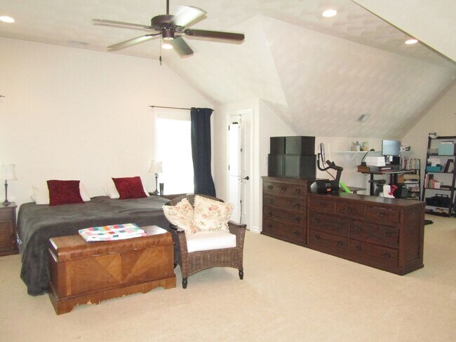 Building Photo - 2084 Kittridge Dr