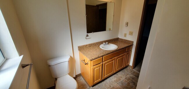 Building Photo - Two Bedroom Apartment in South Salem