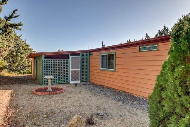 Building Photo - Spacious 2 Bedroom Home Near Willow Lake!