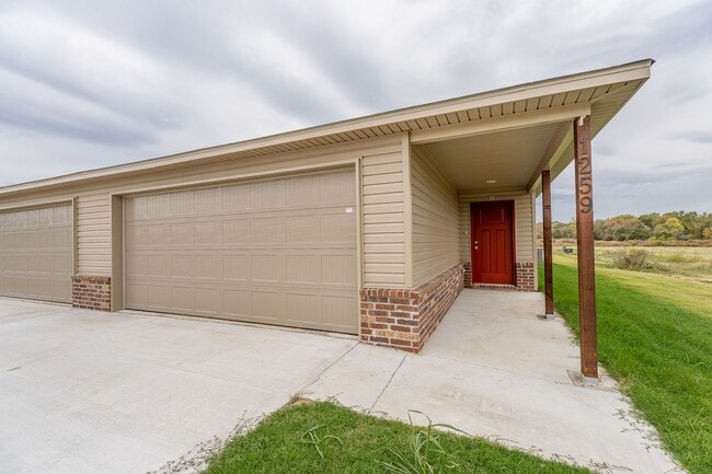 Building Photo - Like New 3-bedroom 2 bath Duplex in Lincol...