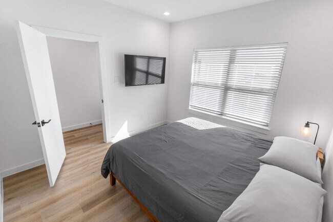 Building Photo - 6740 Peerless St