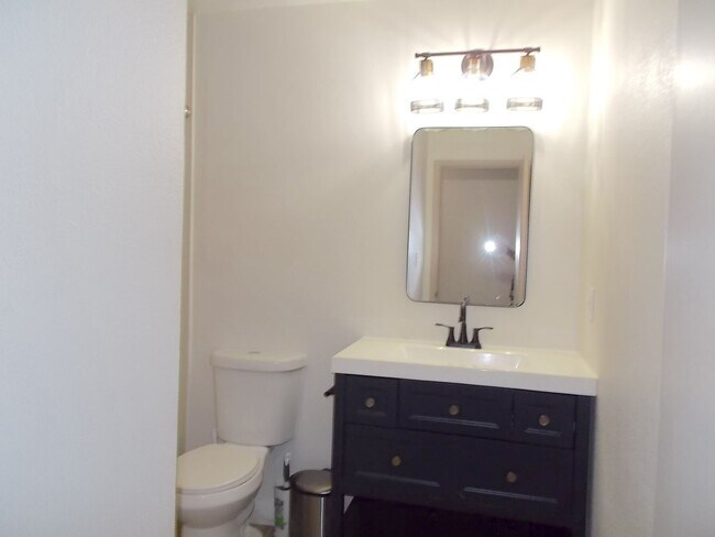 Building Photo - Beautifully Furnished 2-Bedroom 2-Bath Townhome in a Prime Location