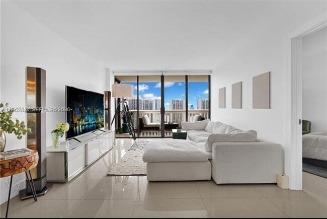 Building Photo - 1000 W Island Blvd