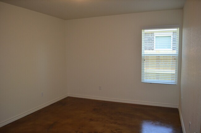 Building Photo - 914 Maplewood Dr