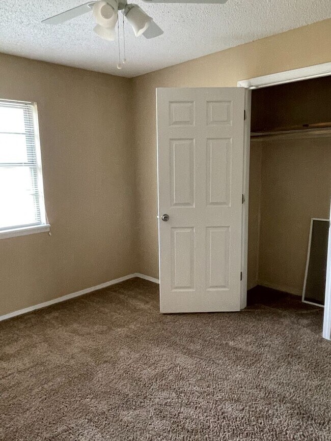 Building Photo - 295/297 Chris Dr.