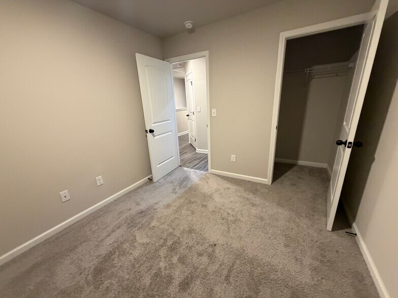 Building Photo - 2769 Valley Green Dr
