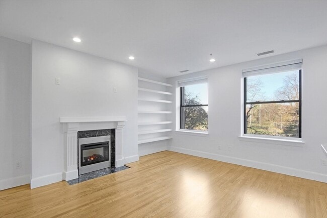 Building Photo - 140 Boylston St