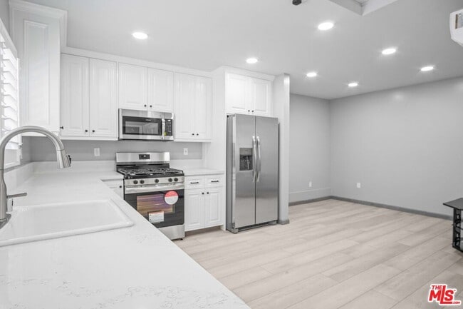 Building Photo - 8322 Colegio Dr