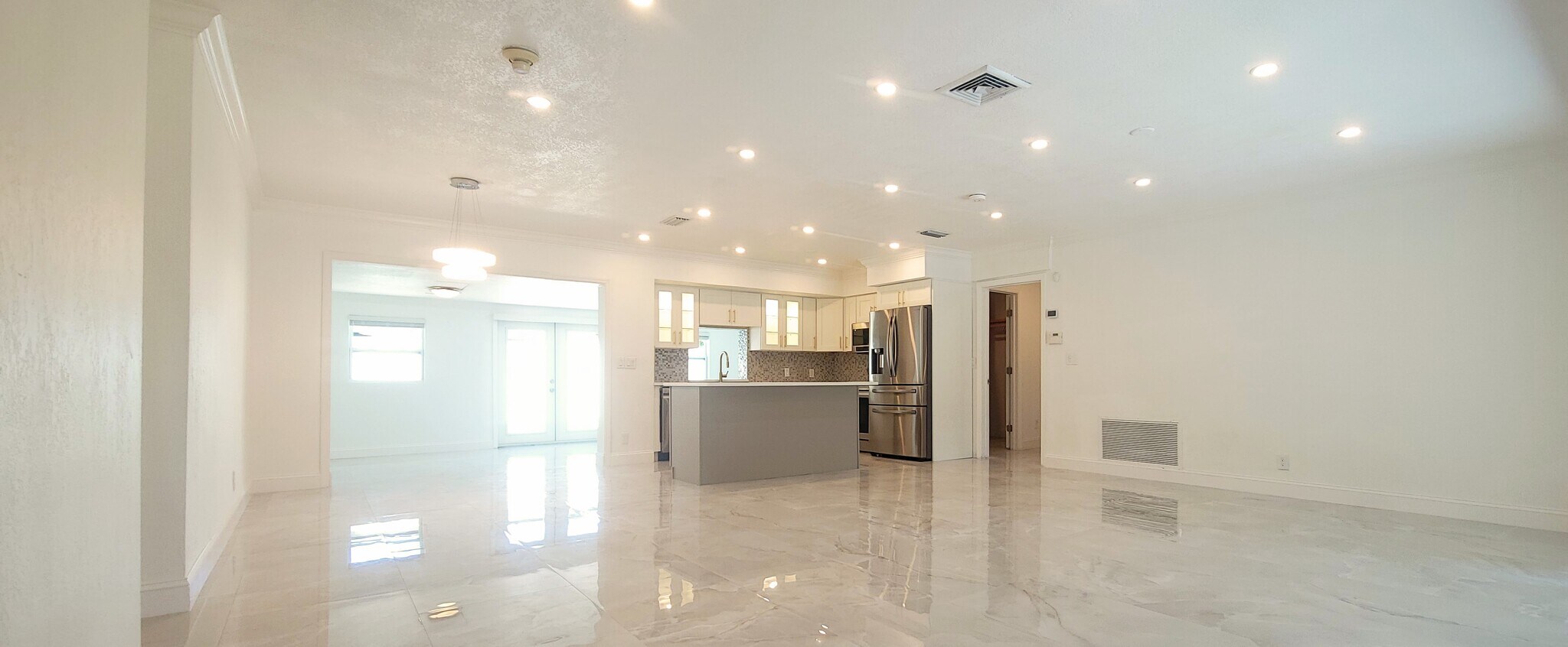 Building Photo - 1400 SE 8th Ave