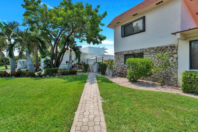 Building Photo - 1901 N Riverside Dr