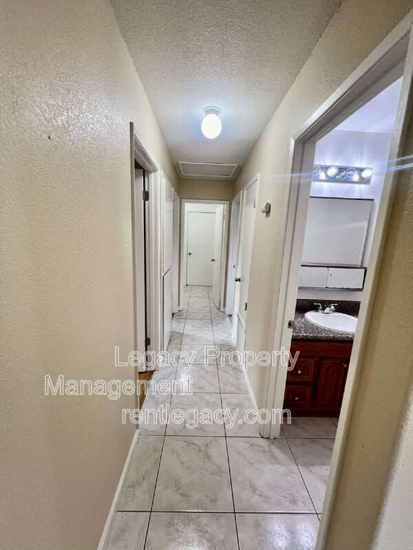 Building Photo - 827 Crested Dr