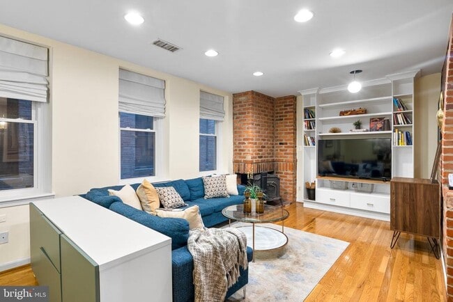 Building Photo - 410 11th St NE