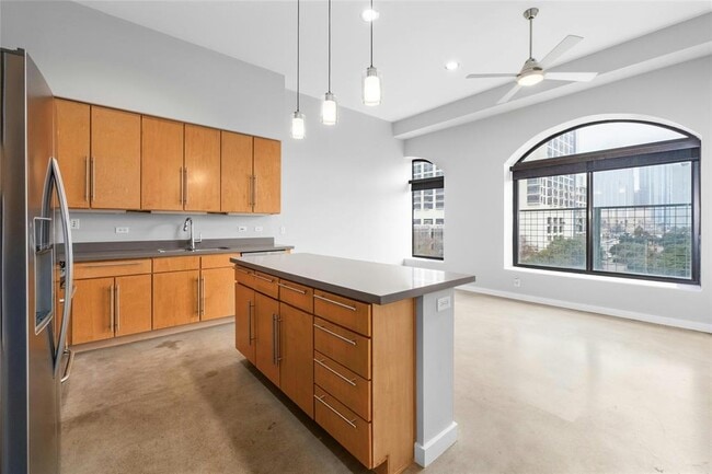 Building Photo - 507 Sabine St