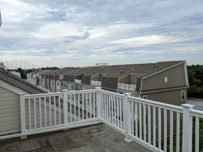 Building Photo - Gorgeous Newer Build (2019) 4 level townho...