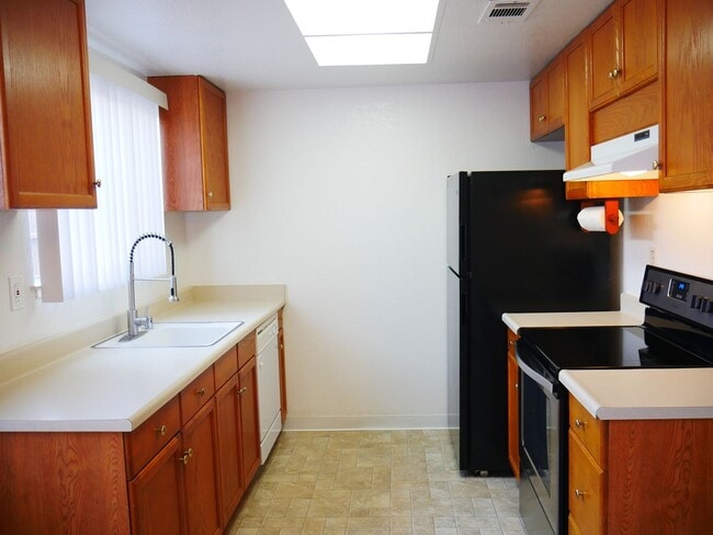 Building Photo - Cozy 2 Bed 2 Bath 950sq. ft. Duplex in Elk Grove