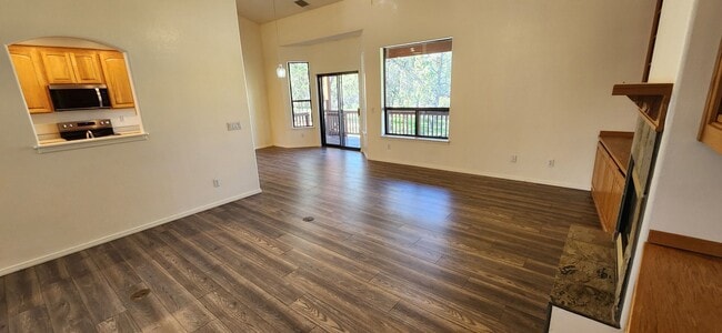 Building Photo - Modern Home with Huge Yard