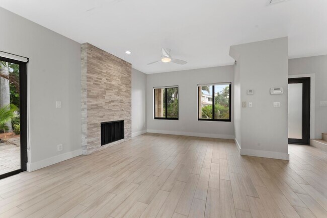 Building Photo - 1121 Bel Air Dr