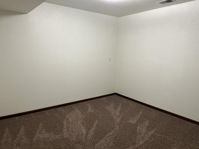 Building Photo - 778 Moccasin Trail