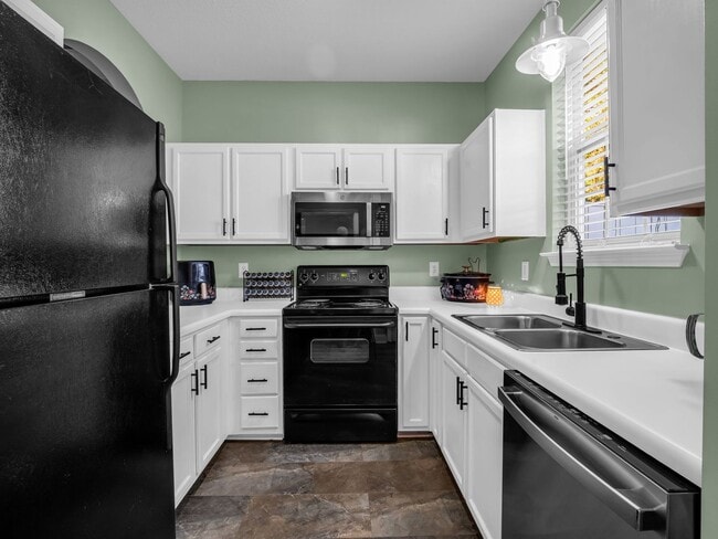 Building Photo - Cute- two bedroom townhome