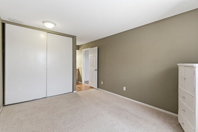 Building Photo - 1023 Smetana Rd