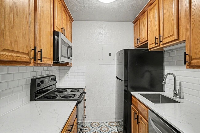 Building Photo - Bright Updated 2-Bed Condo with Vintage Charm Near Wash Park & Cherry Creek