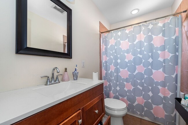 Building Photo - Nicely Priced 4-bed, 2-bath Mission Hill Apartment