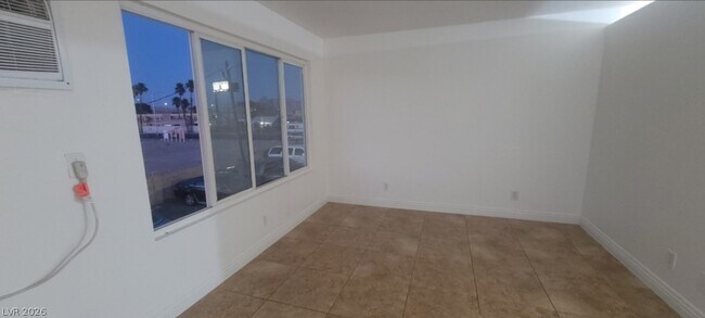 Building Photo - 305 N 10th St