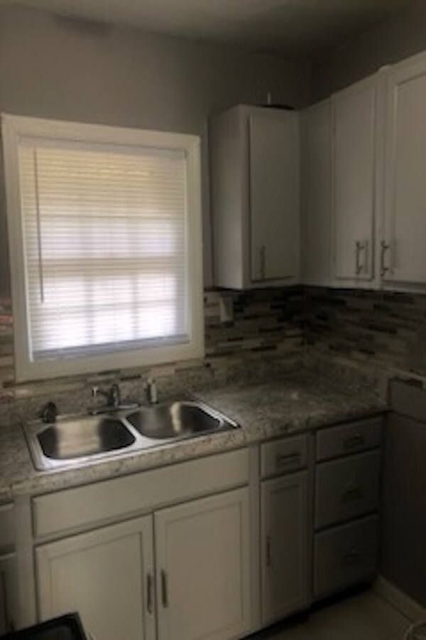 Building Photo - 1027 Sparkle Ave