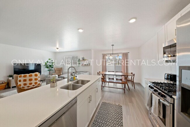 Building Photo - 341 N Angus Dr