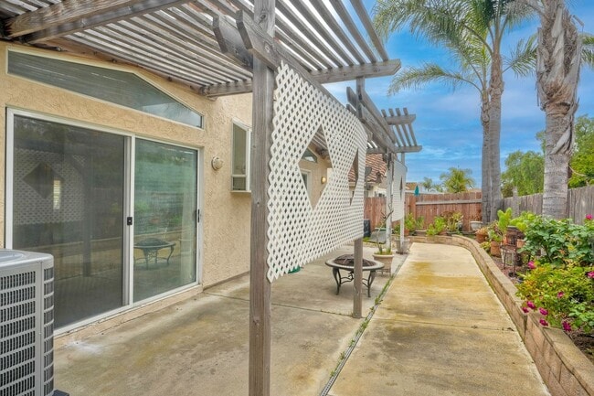 Building Photo - 3750 Via Del Rancho