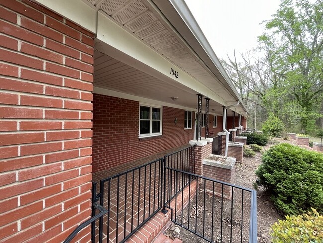 Building Photo - 1542 Monument Ave