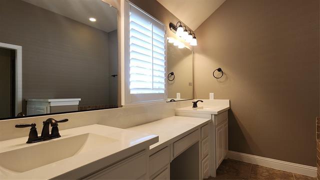 Building Photo - 5621 Grove Cove Dr