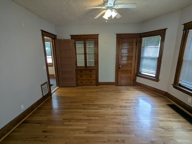 Building Photo - 918 S Goodman St