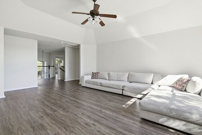 Building Photo - BEAUTIFUL 5 BEDROOM AND 3 BATH!!