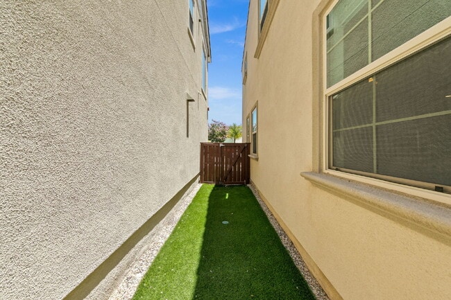 Building Photo - Love your life at Escaya in Chula Vista! 4Bed/2.5Ba attached garage home for rent